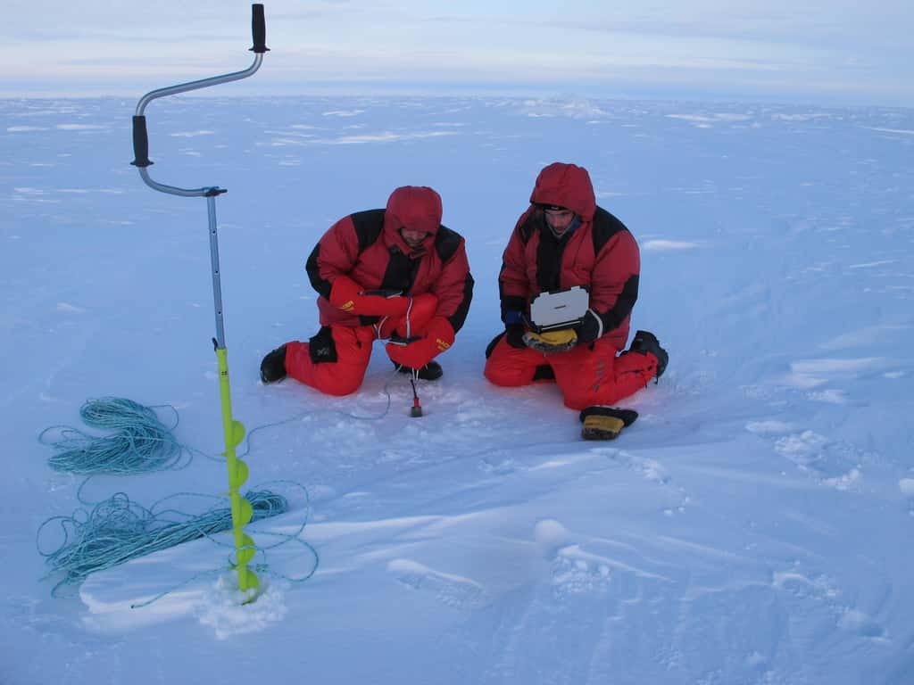 La mission de Julien Cabon et Alan Le Tressoler : creuser la glace de la banquise (environ 1,50 m) et descendre dans l'eau des instruments de mesures océanographiques. © Pôle Nord 2012