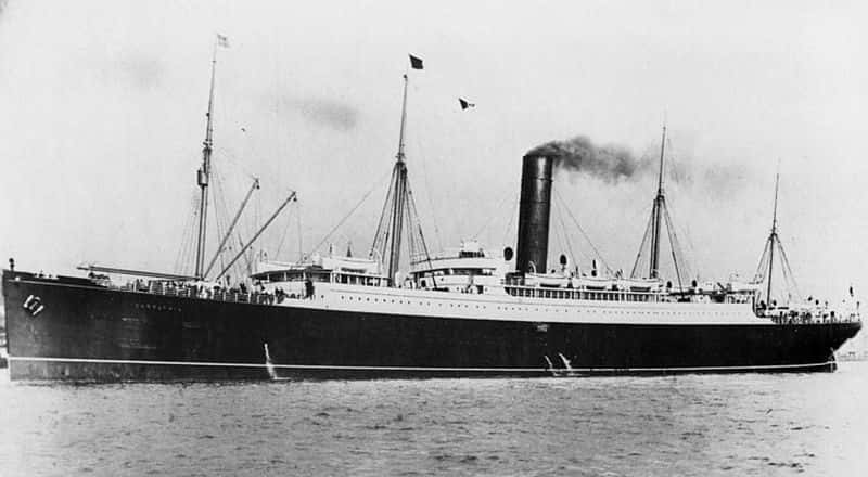 Le <em>RMS Carpathia</em> est un paquebot transatlantique de 165 mètres de long. La nuit du naufrage du <em>Titanic</em>, il transportait seulement 743 passagers alors qu'il peut en accueillir le triple. Après avoir récupéré 703 naufragés, il fit demi-tour et retourna à son port d'origine, New York. La capitaine refusa de transborder les rescapés dans l'<em>Olympic</em>, le navire jumeau du <em>Titanic</em> qui naviguait également dans les parages, afin de ne pas accroître le traumatisme des passagers. © <em>Wikimedia Commons</em>, DP