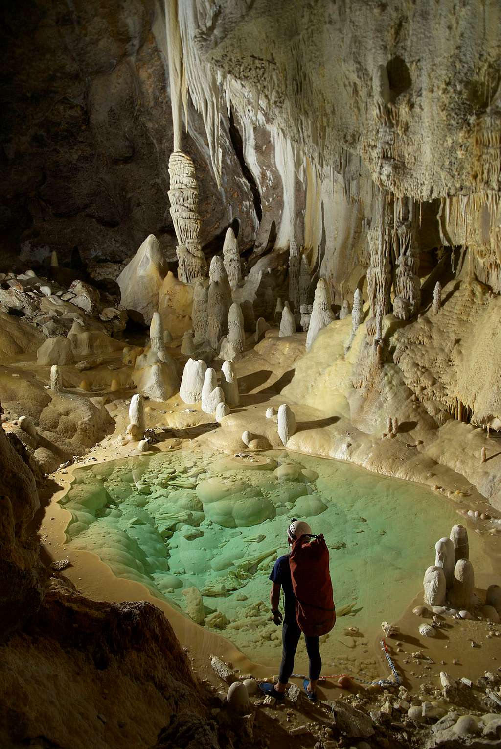 La grotte de Lechuguilla est l'une des plus longues du monde, avec 210 kilomètres de galeries, pour une profondeur de 489 mètres. Dotée de particularités géologiques, elle est aussi considérée comme l'une des plus belles grottes du monde. On considère qu'il faut 10.000 ans à l'eau qui s'infiltre pour atteindre certains endroits. Ce sont dans ces mêmes lieux, non pollués par l'Homme, que les bactéries ont été récoltées. © <em>McMaster University</em>