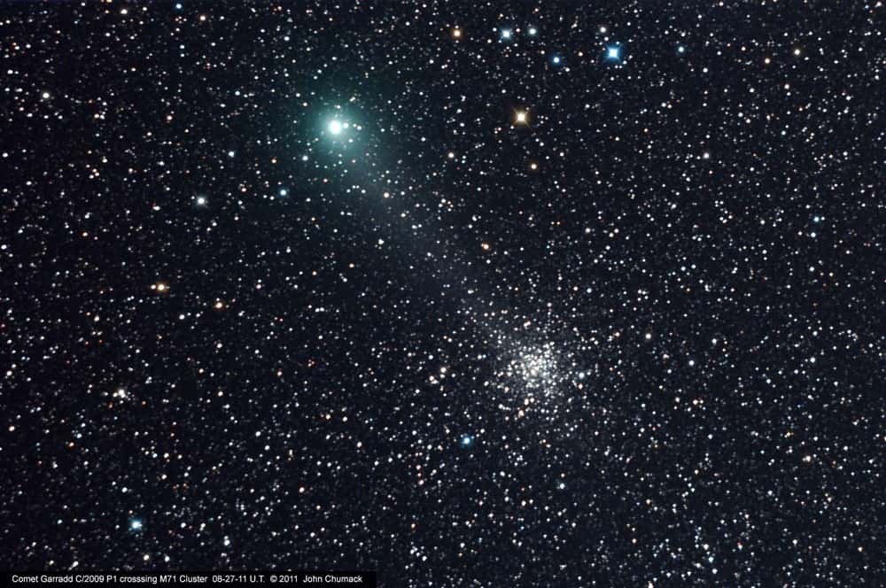 Le 27 août 2011, la comète Garradd (C/2009 P1) passait à proximité de l'amas d'étoiles Messier 71. © John Chumack