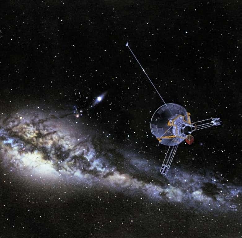 Pioneer 11 fut la première sonde à atteindre Saturne en 1979 (rencontre représentée ci-dessus), avant Voyager 1 en 1980. Elle survola cette planète à 22.000 km du sommet des nuages, prenant des photographies rapprochées et découvrant un nouvel anneau. © Ames, Nasa