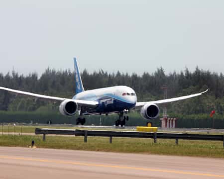 En février 2012, un Boeing 787 atterrit sur l'aérodrome de Singapour pour participer à un meeting aérien. © Boeing