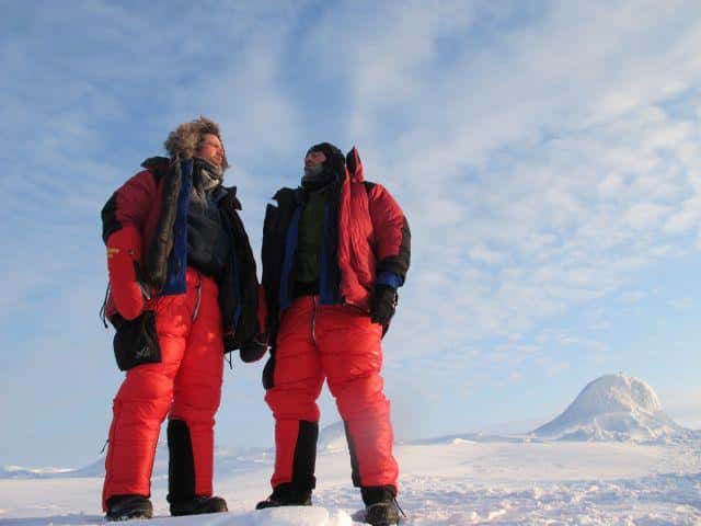 Alan Le Tressoler et Julien Cabon, le 21 avril 2012. Il faisait beau, ce jour-là au pôle Nord géographique. Derrière eux, le chaos de la banquise, un spectacle dont, apparemment, on ne se lasse pas.  « <em>C'est puissant.</em> » © Pôle Nord 2012