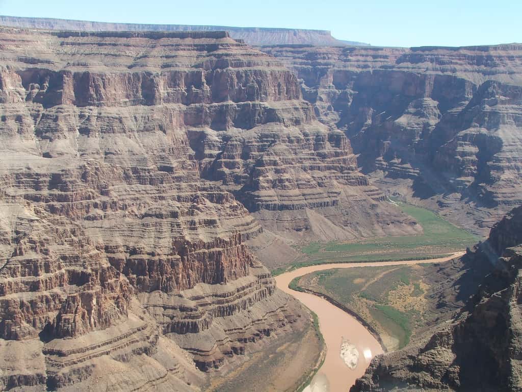 Le Grand Canyon s'étend sur 450 km de long et possède une profondeur moyenne de 1.300 mètres. Les strates visibles permettent littéralement de lire l'histoire géologique du continent nord-américain. © stewartmorris, Flickr, CC by-nc-nd 2.0