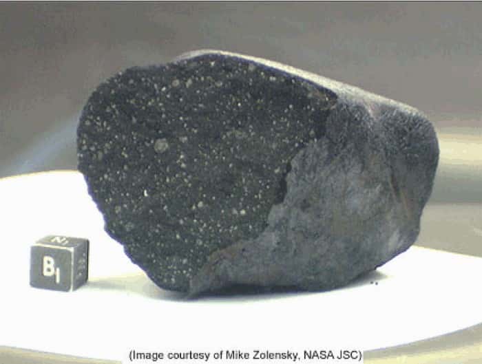 En janvier 2000 les scientifiques avaient récupéré de nombreux fragments de chondrites carbonées après la désintégration d'un bolide au-dessus d'un lac gelé au Canada. © Nasa/Planetary Science Research Discoveries