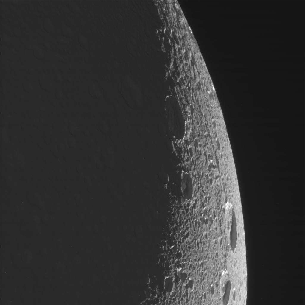 Quelques cratères à la surface de Dioné. Le satellite est éclairé par la lumière solaire réfléchie par Saturne. © Nasa/JPL/SSI/J. Major