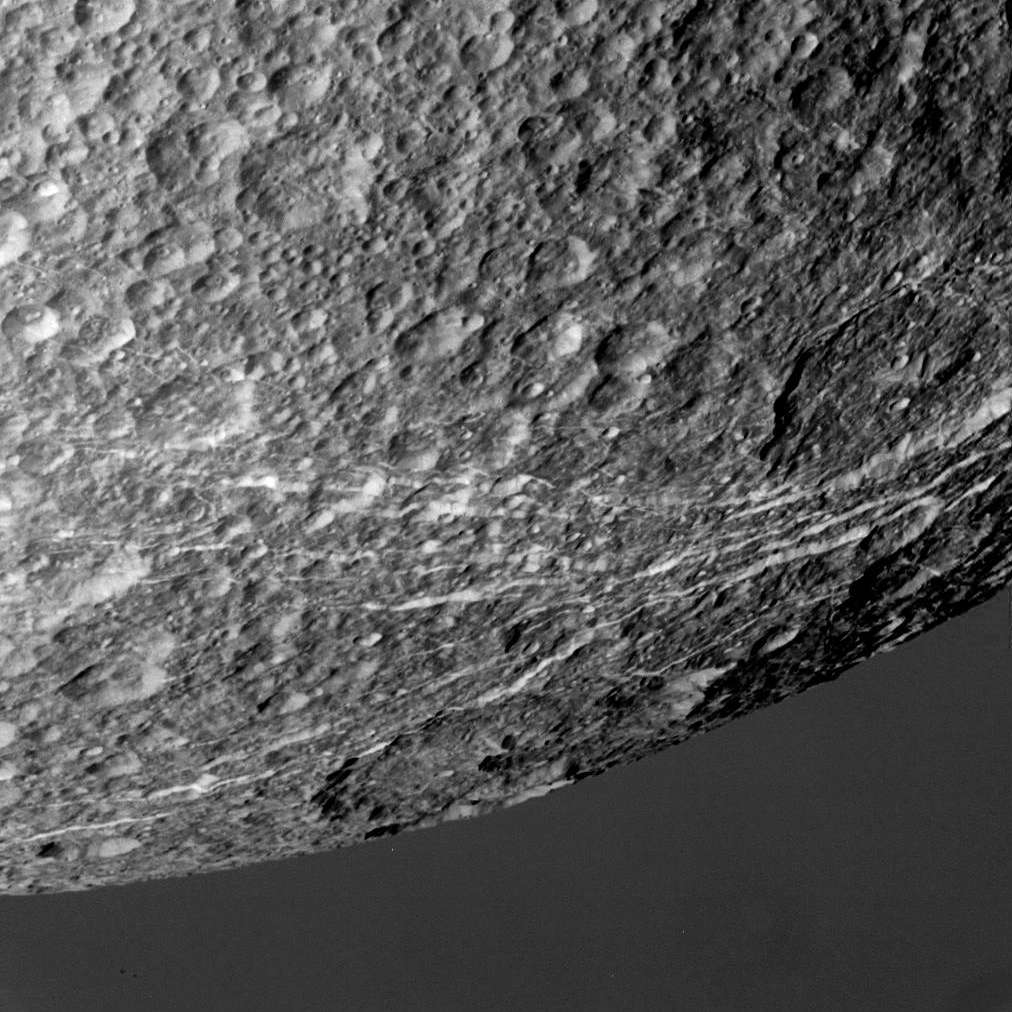 Quelques-unes des griffures qui caractérisent la face de Dioné qui n'est pas tournée vers Saturne. Il s'agit de failles tectoniques. © Nasa/JPL/SSI/J. Major