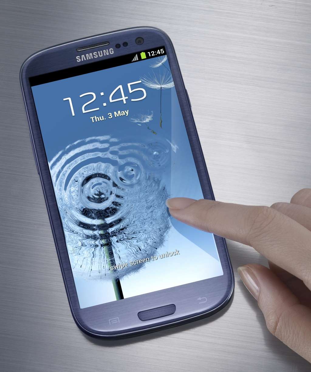 Samsung a joué la continuité en ce qui concerne le design du S3 qui est assez proche de celui du Galaxy Nexus. La firme coréenne a surtout mis l’accent sur les performances et l’ergonomie. © Samsung 