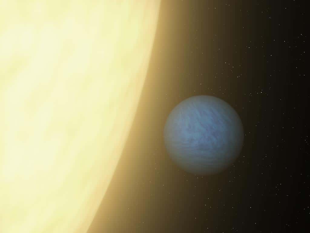 Une vue d'artiste de l'étrange planète 55 Cancri e, deux fois plus grande que la Terre et peut-être recouverte par une sorte d'océan d'eau à l'état supercritique. L'une de ses faces est perpétuellement tournée vers l'étoile, une naine jaune. Cette représentation est hautement hypothétique, l'image au bas de l'article montre ce que les astronomes ont observé grâce au télescope spatial Spitzer. © Nasa/JPL-Caltech