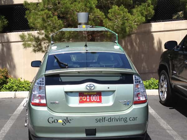La première voiture automatique à obtenir une immatriculation est une Toyota Prius équipée par Google. Cet événement historique est survenu le 7 mai 2012 à Carson City, Nevada, États-Unis. © DMV