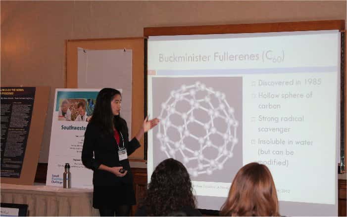 Janelle Tam explique au jury la structure d'une molécule de fullerène. © Sanofi Biogeneius Challenge Canada