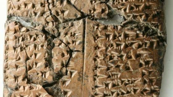 Photographie détaillée de la tablette trouvée à Ziyaret Tepe, site probable de la ville antique de Tušhan. Elle contient les noms de 144 femmes déportées qui étaient probablement au service de l'administration assyrienne. © John MacGinnis