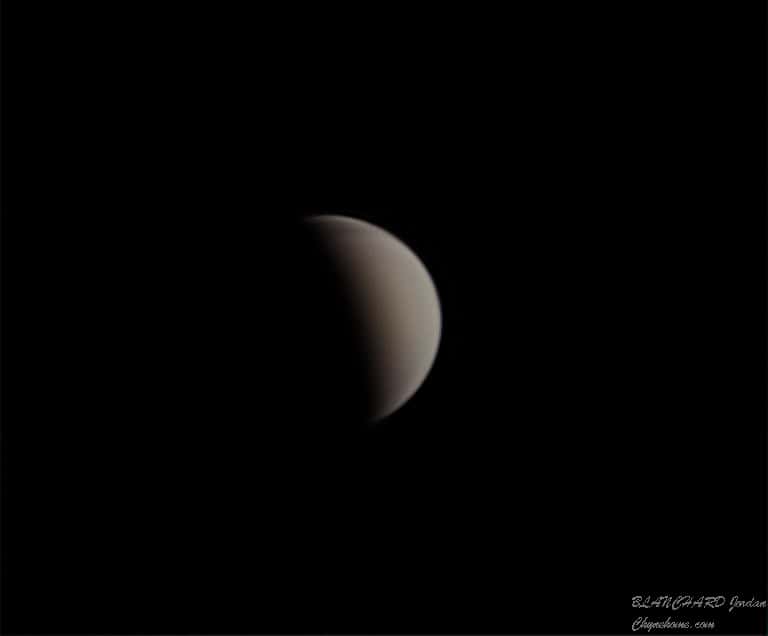 Image de Vénus réalisée le 9 avril dernier avec un télescope de 20 centimètres de diamètre, peu de temps après son dernier quartier. © Jordan Blanchard