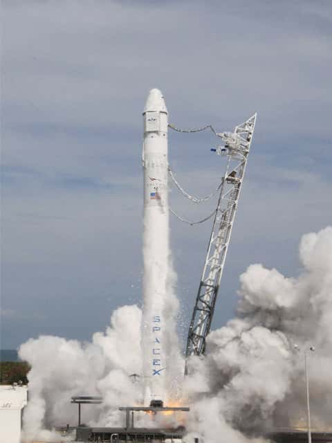 Le lanceur Falcon-9 qui sera utilisé pour lancer la capsule Dragon. Ici lors de la dernière simulation de lancement avec l'allumage des neuf moteurs de son premier étage (30 avril 2012). © Nasa/SpaceX