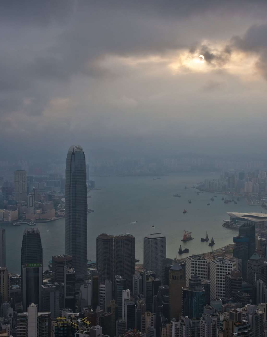 Croissant solaire dans les nuages au-dessus de Hong Kong. © Sze-Leung Cheung