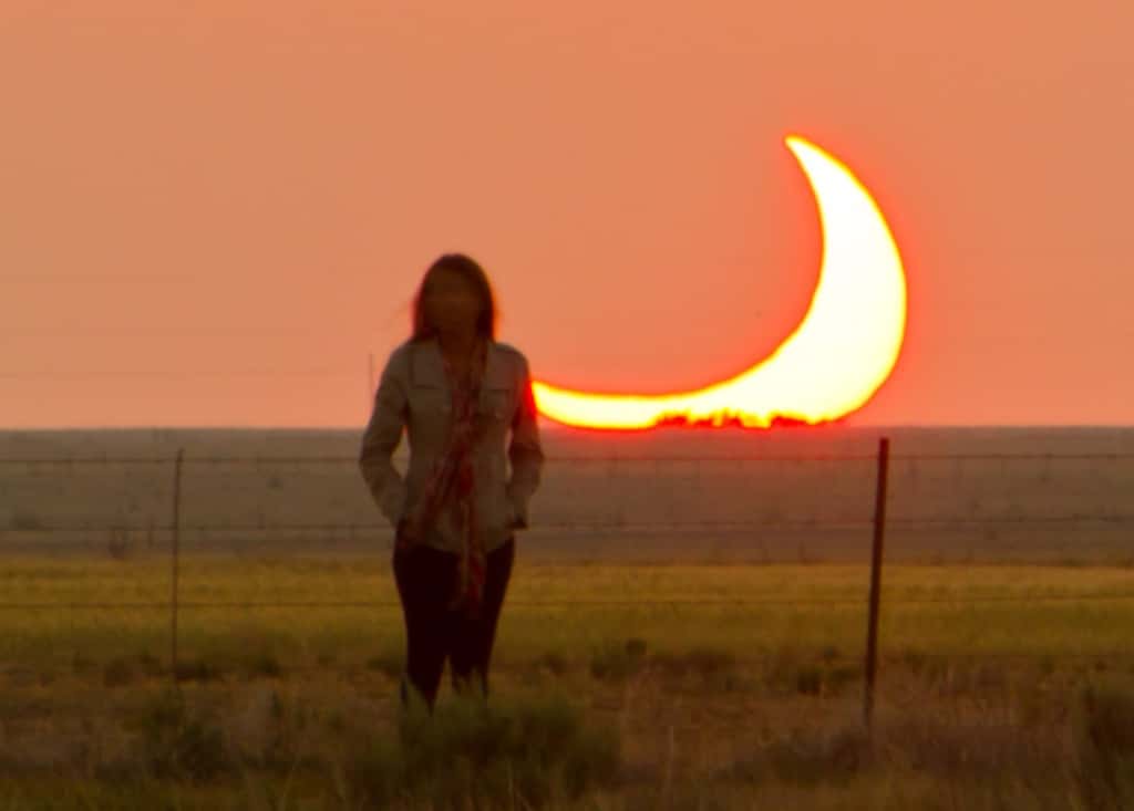 Au Nouveau-Mexique le Soleil s'est couché en grande partie masqué par la Lune. © Mike Theiss