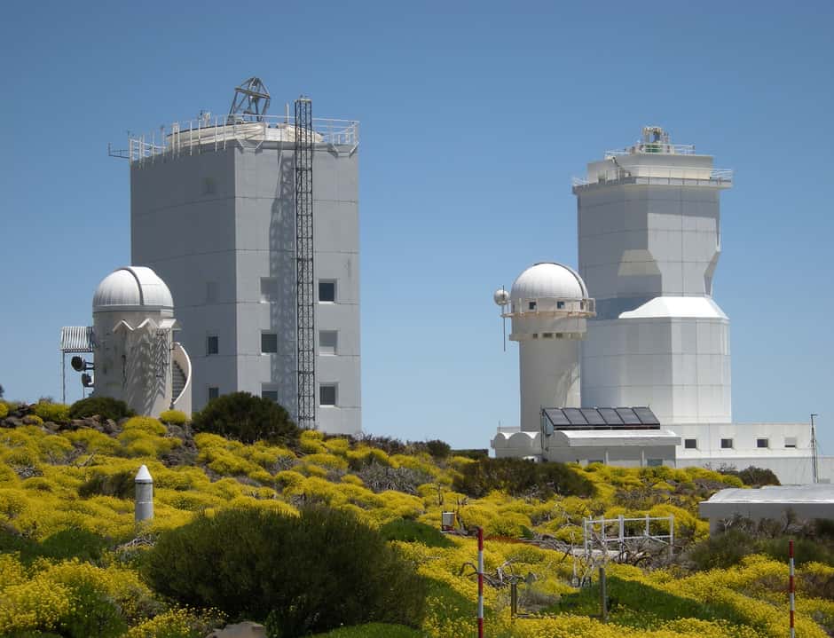 Le nouveau télescope Gregor prend place à côté de la tour solaire allemande au sommet du pic de Teide aux Canaries. © Kiepenheuer-<em>Institut für Sonnenphysik</em> (KIS)