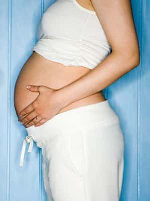 La grossesse est une période très sensible pour la femme et son bébé. Le régime alimentaire et la vaccination doivent être pris au sérieux. D'autant plus si le vaccin contre la grippe A (H1N1) favorise le bon déroulement de la gestation. © Swangerschaft, Wikipédia, cc by sa 2.0