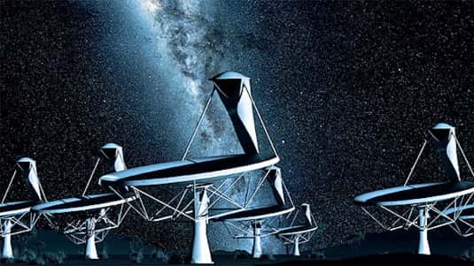 Dans sa nouvelle configuration, le SKA regroupe toujours 3.000 antennes de trois types différents, correspondant à trois domaines de fréquences distinctes et dédiés à des champs d'observation spécifiques. Mais, au lieu d'être installées sur un seul site, elles seront partagées, par type, entre les deux sites. © SPDO/TDP/DRAO/Swinburne Astronomy Productions