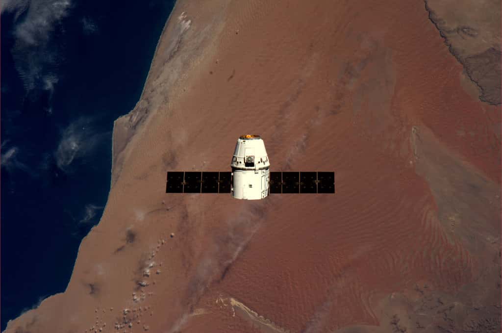 Avant l'amarrage, la capsule Dragon vole à environ 250 m de l'ISS. L'ensemble survole ici la Namibie. © André Kuipers/Esa/Nasa