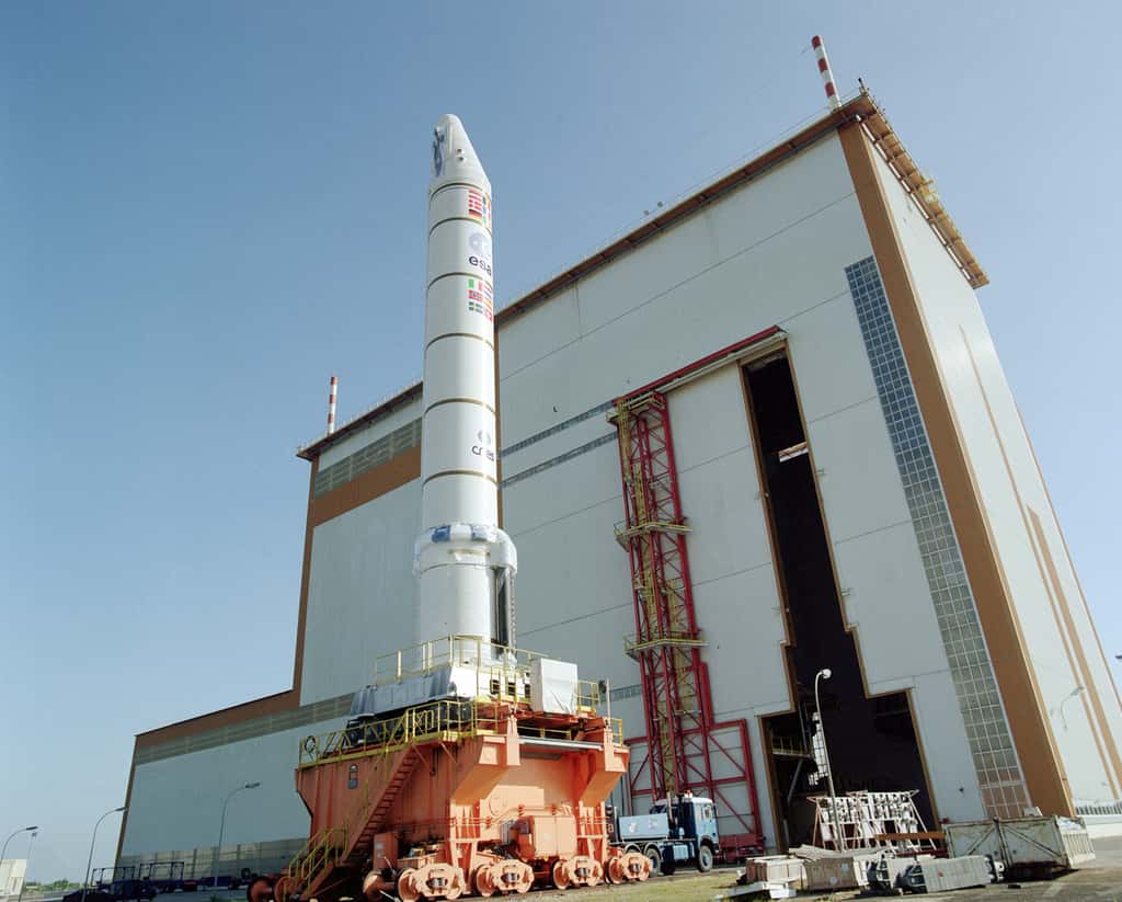 Les étages d'accélération à poudre (EAP) d’Ariane 5 sont les plus gros propulseurs à poudre réalisés à ce jour en Europe, avec chacun 240 tonnes de propergol solide. À l'image, un des deux utilisés sur l'Ariane 5 qui a lancé le satellite Envisat. © Esa/Cnes/Arianespace - Service optique