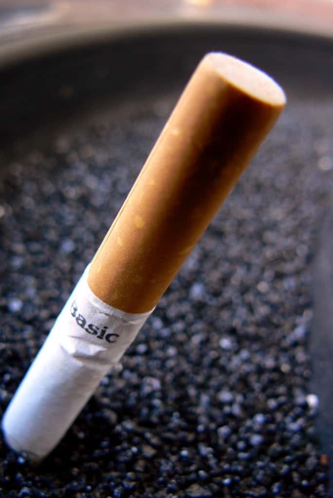 « <em>Celle-là, c'est ma dernière cigarette ! </em>» La volonté ne suffit pas toujours pour arrêter de fumer, des traitements permettent de décrocher du tabac. Mais il faut regarder ses gènes pour savoir ceux qui fonctionneront le mieux. © catatronic, Fotopédia, cc by nc sa 2.0