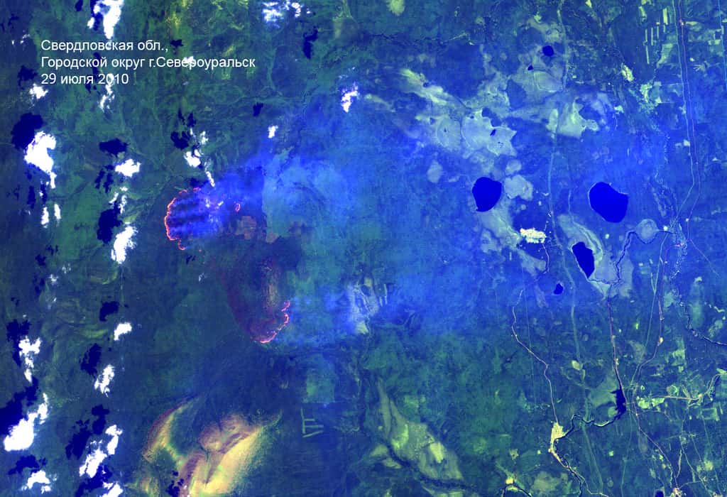 Une image prise par le satellite Landsat le 29 juillet 2010, quand de gigantesques feux de forêts sévissaient en Russie. On distingue bien les fronts des incendies et les nuages de fumée, qui s'étendent dans une région urbanisée du nord de l'Oural. © Landsat/Scanex RDC