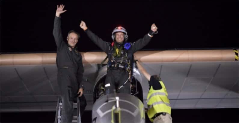Bertrand Piccard vient d'atterrir à Rabat-Salé, le 5 juin à 23 h 30 en heure locale. André Borschberg, qui a assuré l'étape Payerne-Madrid, l'accueille. © Solar Impulse