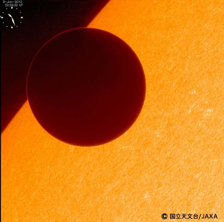 La fine atmosphère de Vénus est illuminée par la lumière solaire au début du transit du 6 juin 2012. © Jaxa