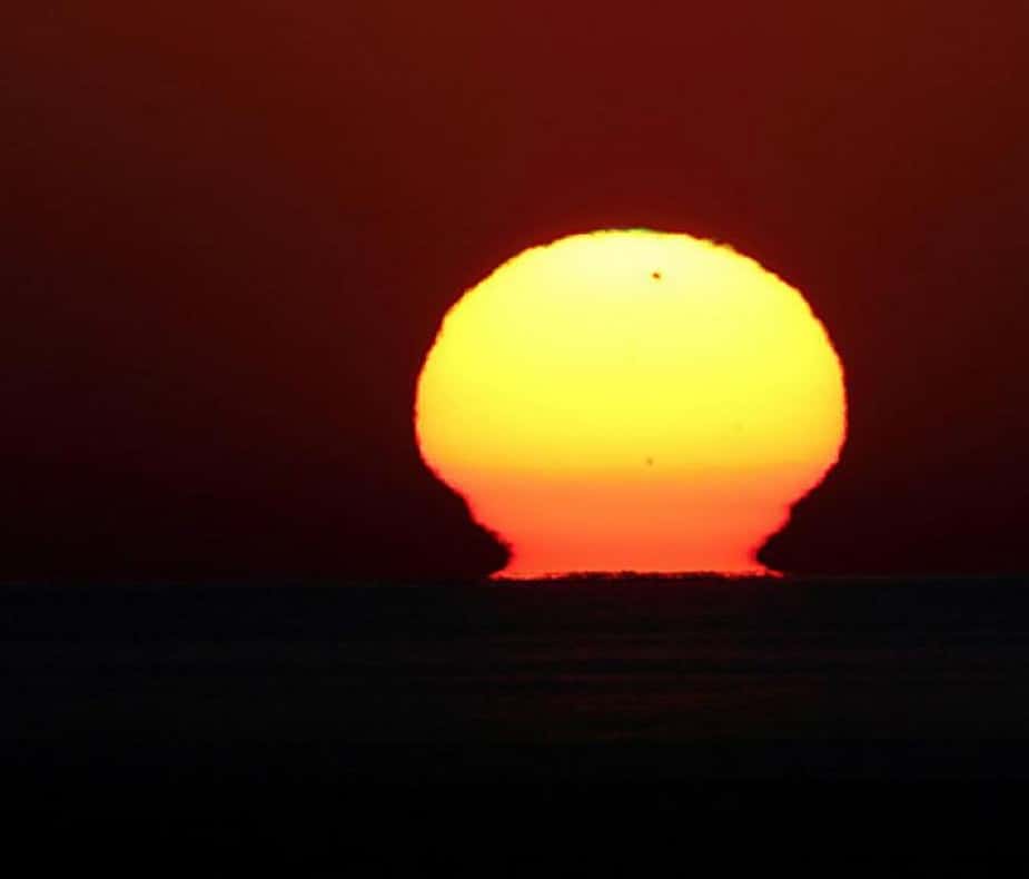 Un vase étrusque, une forme très rare de mirage solaire, pouvait être observé en Italie à l'aube du 6 juin alors que Vénus transitait devant notre étoile. © Massimo Russo 