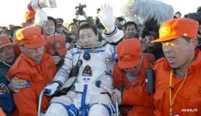 Retour sur Terre de Yang Liwei, premier taïkonaute, après son vol historique autour de la Planète en octobre 2003. © Xinhua