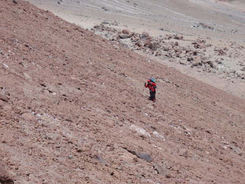Sans la présence de ce scientifique, on pourrait croire que cette photographie a été prise sur Mars. C'est dans ce milieu extrême, à plus de 6.000 m d'altitude entre le Chili et l'Argentine, que de nouveaux micro-organismes ont été découverts. © Steve Schimdt