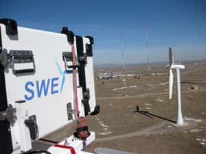 Le radar optique (utilisant la technologie Lidar) développé par l'équipe du SWE a été fixé sur la nacelle d'une éolienne à deux pales Cart 2 sur le site de test du <em>US National Wind Technology Center</em> (NWTC), à Boulder aux États-Unis. © SWE 