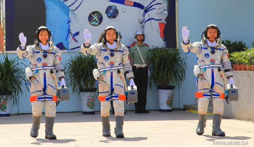 L'équipage de Shenzhou-9, avec à gauche la première taïkonaute Liu Wang et ses deux collègues, Jing Haipeng et Liu Wang (à droite). © Xinhua/Li Gang