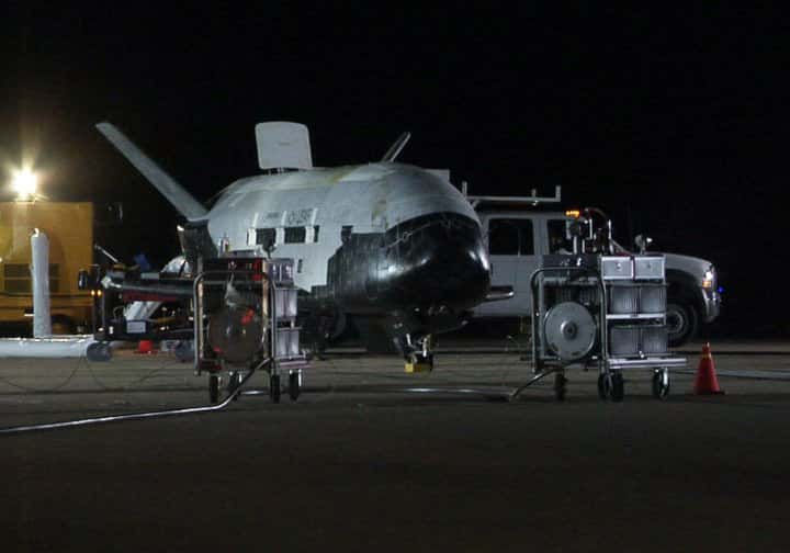 Le premier X-37B de retour d'orbite, après une mission de 220 jours en 2010 (d'avril à décembre). © AF Space Command