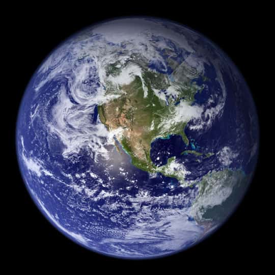La Planète bleue, la plus belle du Système solaire, montrée ici grâce à une composition de photographies, réalisée pour l'essentiel avec des images prises par l'instrument Modis du satellite Terra. © <em>Nasa Goddard Space Flight Center</em>/Reto Stöckli/Robert Simmon