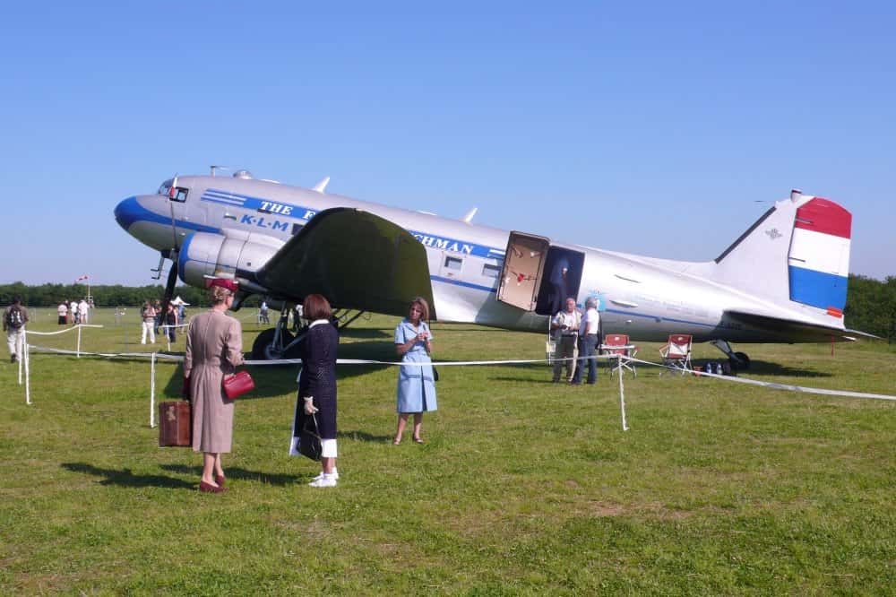 Le premier DC-3, de la Douglas Aircraft Company, s'est envolé pour la première fois en 1935. En 2012, on peut encore en voir voler, à l'instar du F-BBBE de l'association France DC3. On peut donc supposer que des mécaniciens qui ne sont pas encore nés auront un jour besoin des documents techniques des Airbus d'aujourd'hui. © Jean-Luc Goudet/Futura-Sciences 