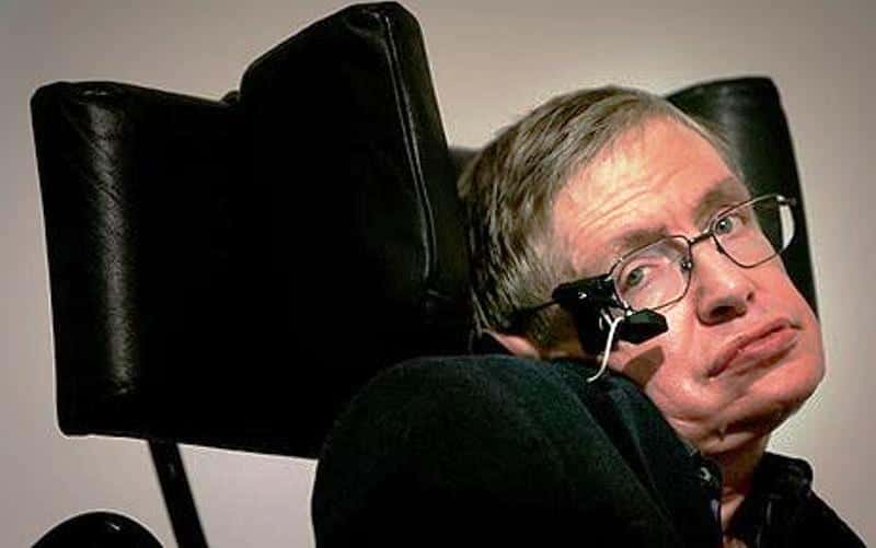 Stephen Hawking il y a quelques années, avec l'appareil lui permettant encore de communiquer avec un ordinateur. © DAMTP University of Cambridge