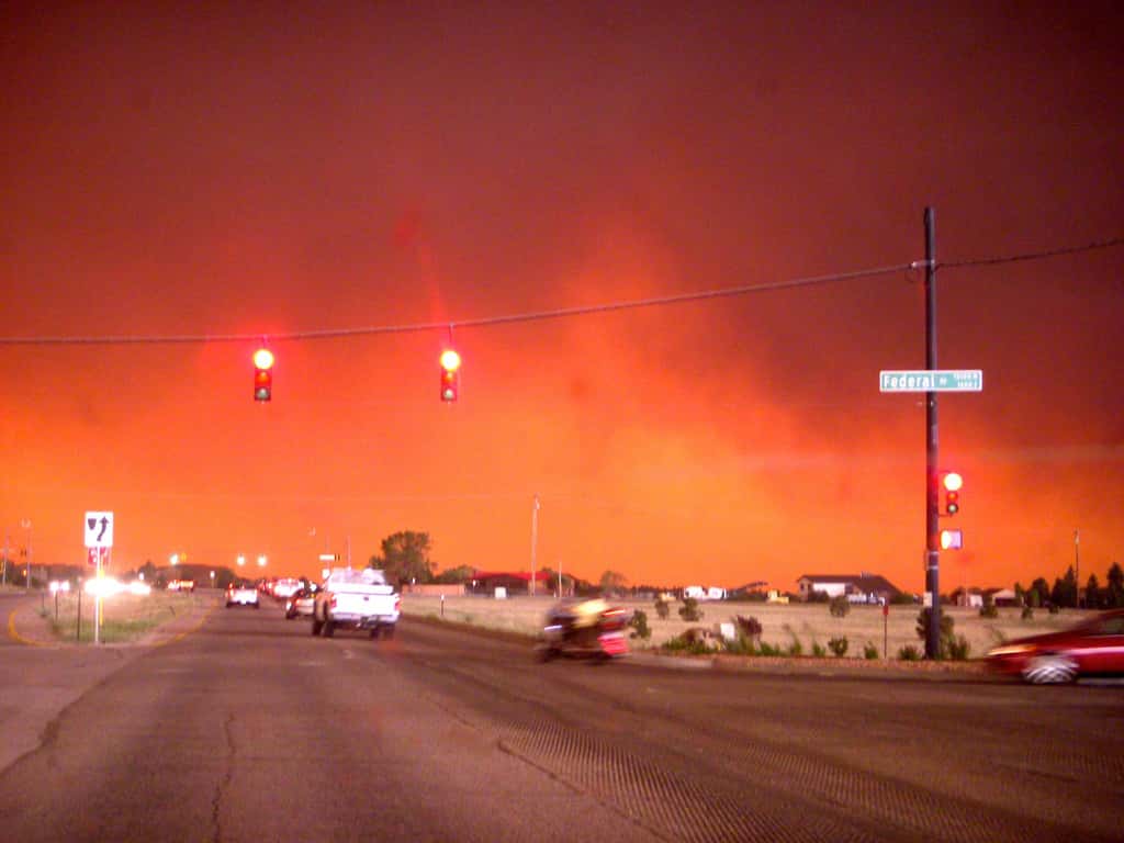Cette photographie a été prise à Colorado Spring ce 26 juin 2012. L'ambiance est plutôt apocalyptique. Le panache de fumée de cet incendie monterait à plus de 6.100 m d'altitude. © daisyelaine, Flickr, CC by 2.0
