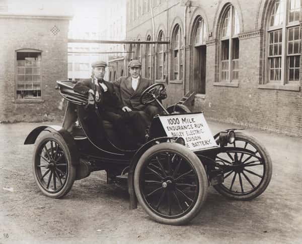 En 1910, la voiture électrique équipée de la batterie nickel-fer de Thomas Edison a parcouru un millier de miles, soit 1.600 km, pour démontrer la fiabilité du concept. Mais le moteur thermique l'a emporté... © <em>Stanford University</em>
