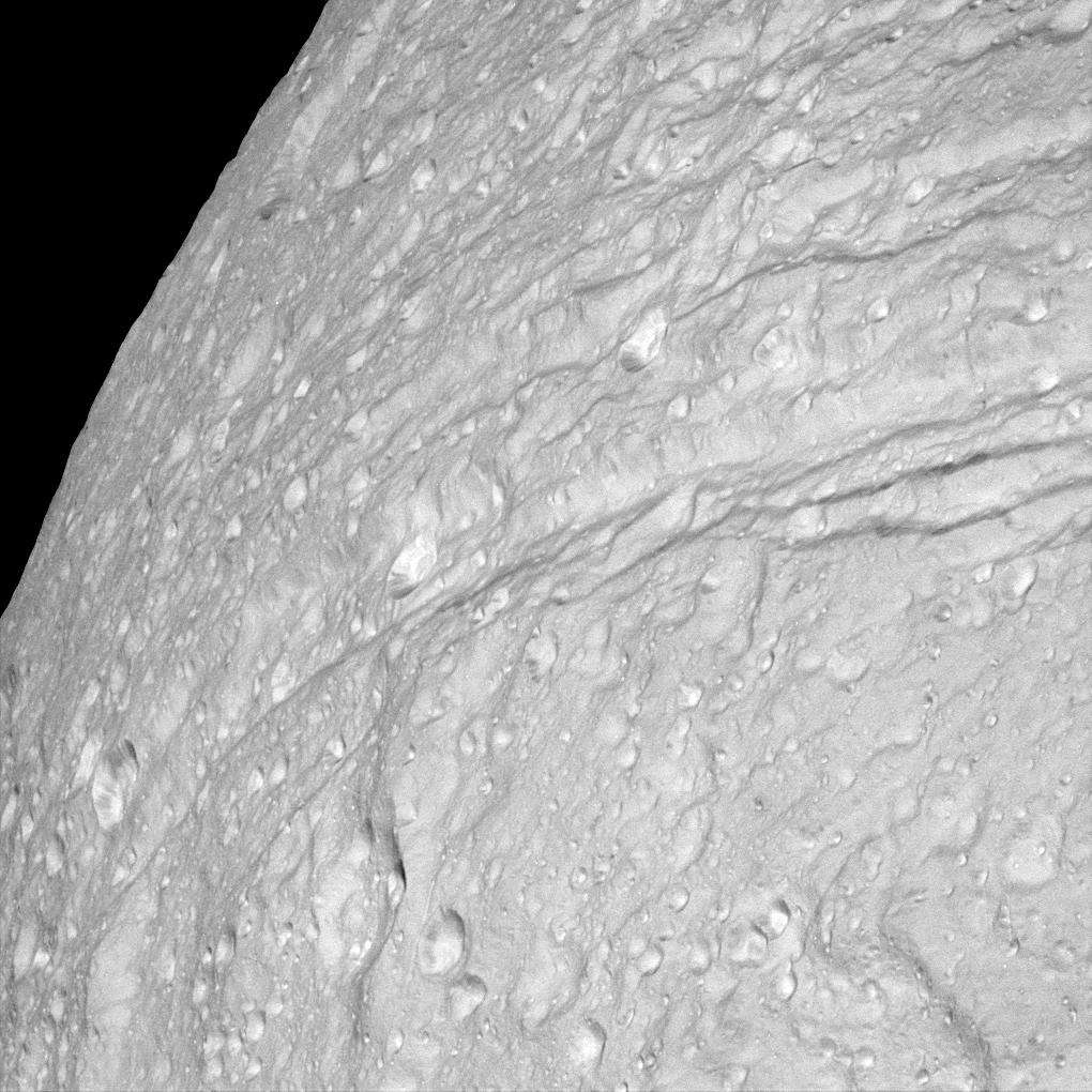 Ithaca Chasma est une immense faille qui cisaille la glace du nord au sud du satellite Téthys. © Nasa/JPL/Space Science Institute