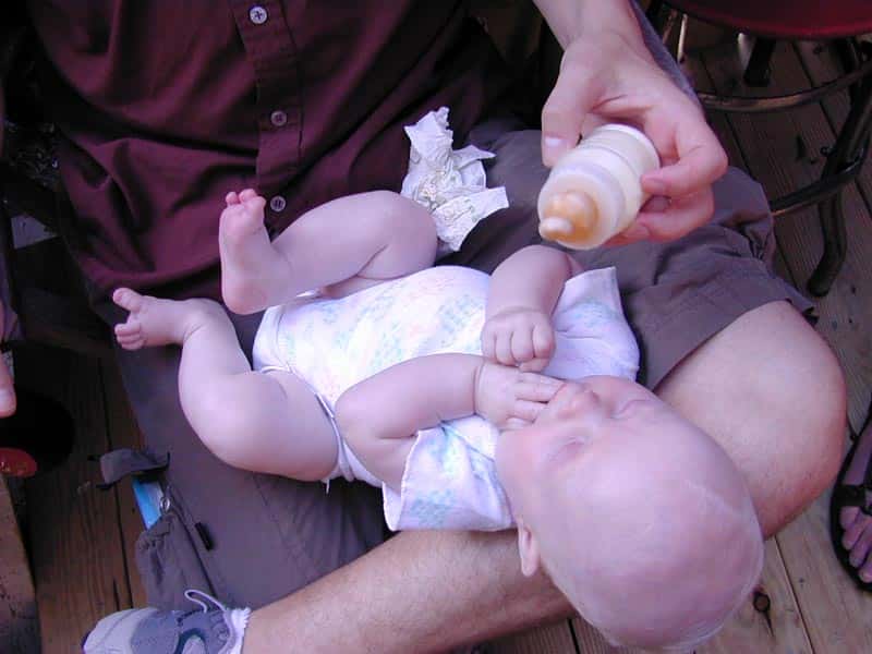Le biberon facilite parfois la tâche des parents, mais il est mieux de l'éviter car le lait artificiel ne vaut pas le lait maternel. © Michael Jamtremski, Wikipedia, cc by sa 2.5