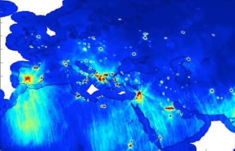 Carte de la pollution électromagnétique établie à partir des observations de Smos dès 2010. En rouge apparaissent les zones fortement émettrices dans la bande L et en jaune ou vert celles où ces émissions sont intermittentes. © Cesbio