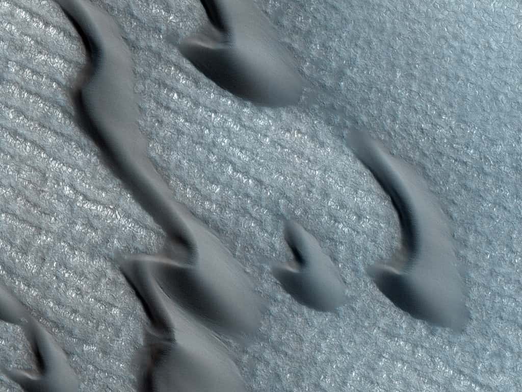 Le vent est à l'origine de ces dunes de sable et de glace (des barkhanes) qui se déplacent en moyenne d'un mètre par an à proximité de la calotte polaire martienne. © Nasa/JPL/<em>University of Arizona </em>