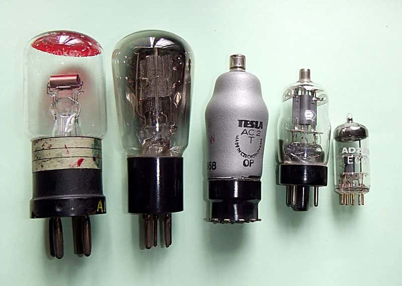 De 1918 aux années 1960,  les tubes à vide se sont lentement miniaturisés. © RJB1, Wikipédia