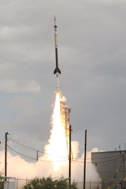 Au décollage, la fusée Black Brant qui embarque le petit télescope d'observation du Soleil HI-C. © Nasa