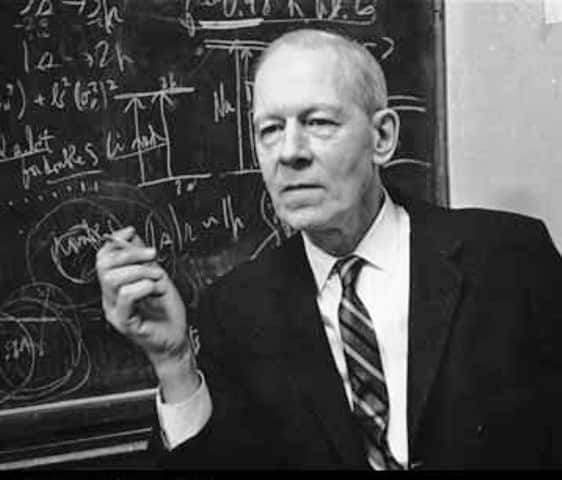 Robert Mulliken (1896-1986) est un physicien et chimiste américain principalement connu pour ses travaux sur le concept d'orbitale moléculaire et de la liaison chimique quantique. Il a obtenu le prix Nobel de chimie en 1966 pour ses travaux expliquant la structure des molécules. © AIP