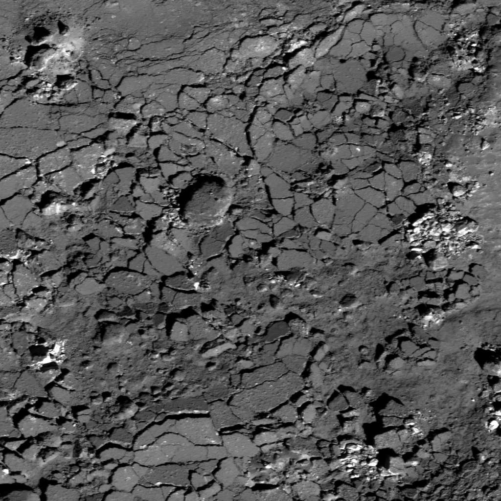Le fond du cratère lunaire Giordano Bruno présente un sol craquelé, une croûte fragmentée dont les morceaux peuvent atteindre 40 m et qui s'est formée lorsque le sol fondu par l'impact s'est refroidi. © Nasa, GSFC, Arizona State University 