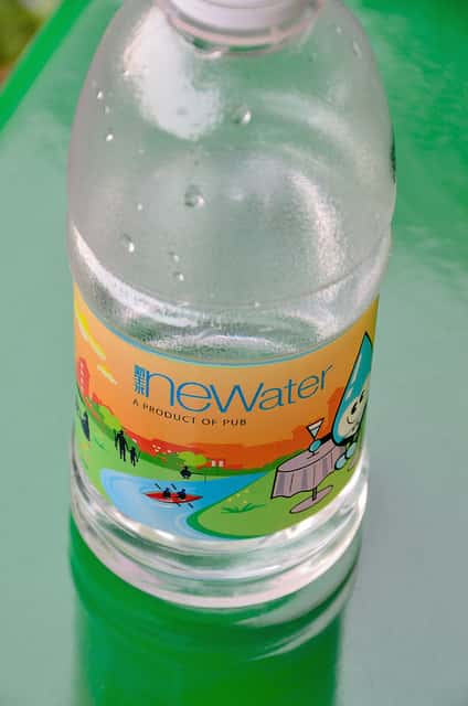 L'eau de recyclage Newater, une fois reminéralisée, est tout à fait potable. Mais les habitants de Singapour ne sont pas tous prêts à la boire... En revanche, elle convient aux besoins d'industriels qui recherchent une eau d'une bonne pureté. © Kewl / Flickr CC by nc-sa 2.0