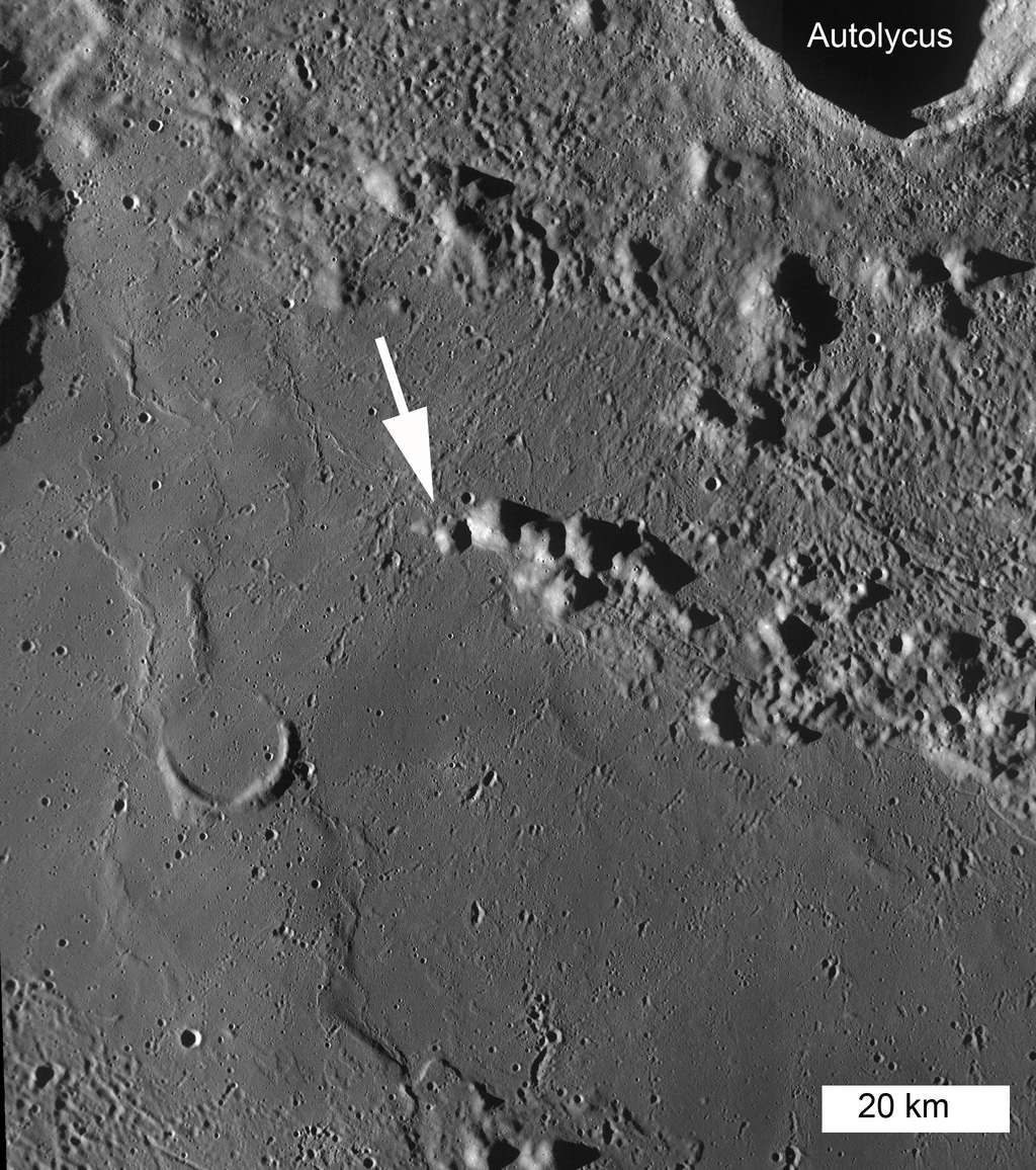 Vue générale des collines autour du cratère lunaire Autolycus. La flèche indique le dôme percé que l'orbiteur LRO a photographié en haute résolution. © Nasa, GFSC, Arizona State University